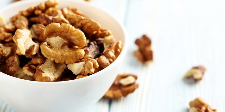 Foods to Eat and Foods to Avoid Before Going to Bed Walnuts