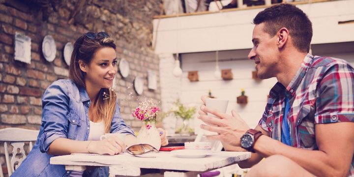 5 Things That Women Typically Do on Their First Dates Looking for Hints and Clues
