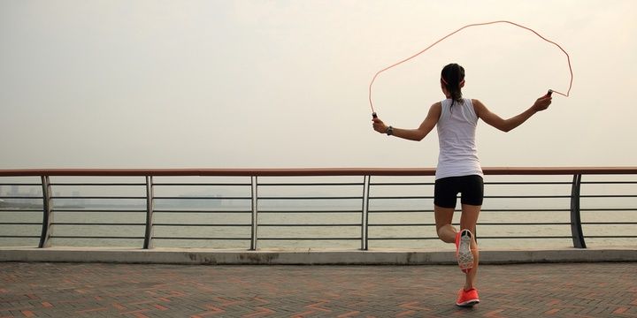 6 Hacks to Help You Burn More Fat Jumping Rope Between Sets