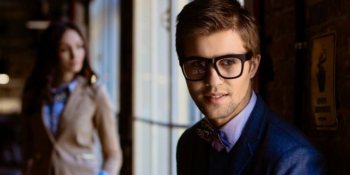 9 Things Men Might Mistakenly Think Can Bother Women Glasses