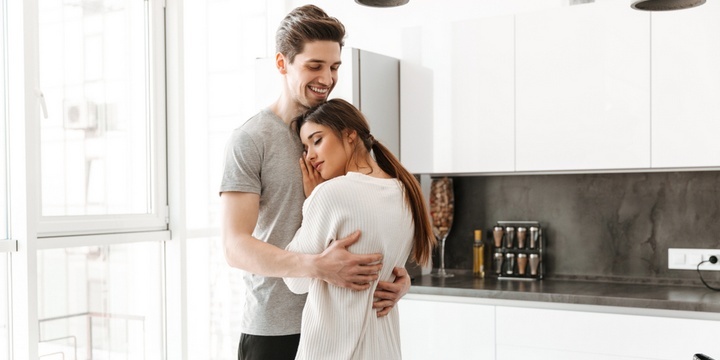 8 Non-Verbal Ways to Tell Your Partner about Your Love Unexpected hugs and kisses